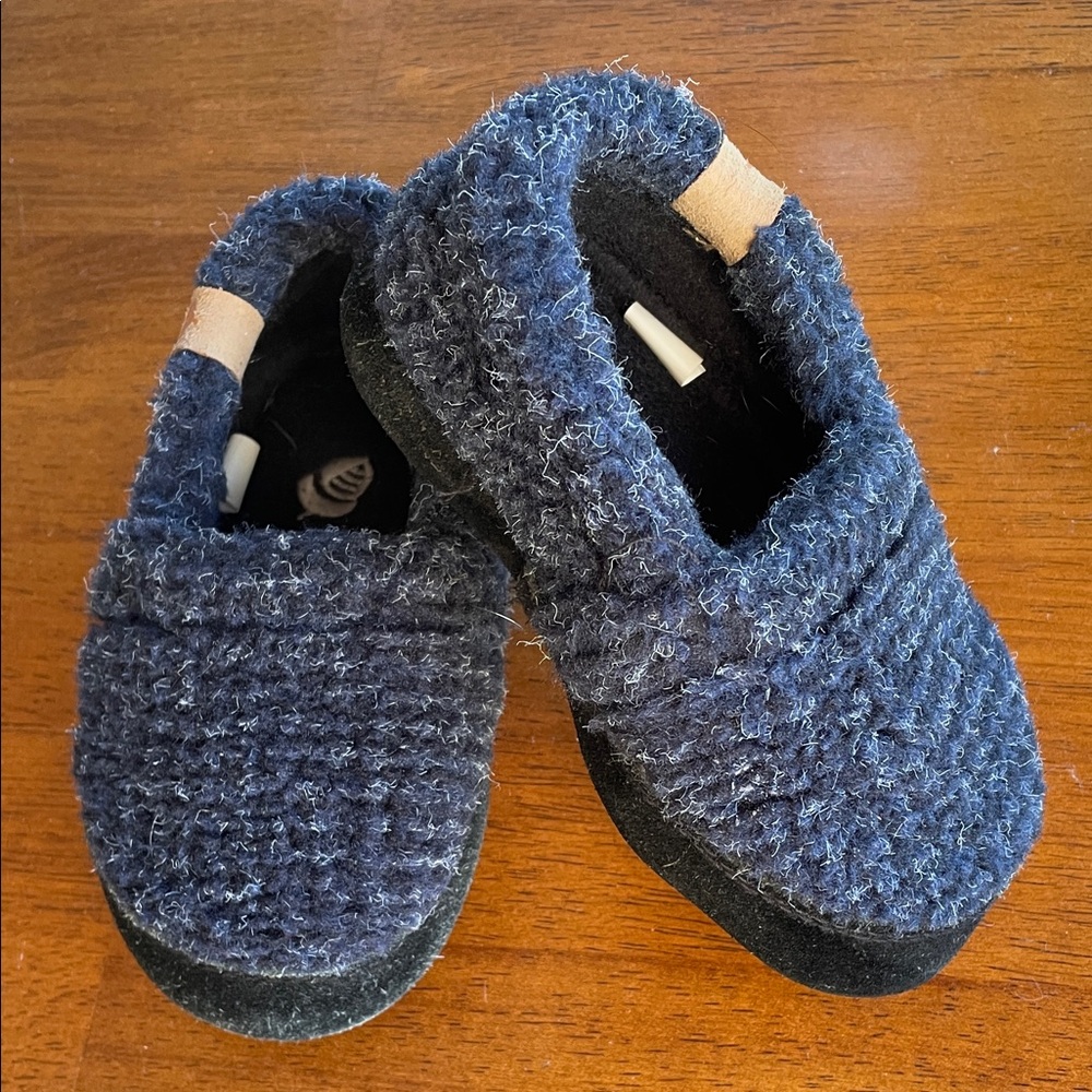 Acorn Faux Fur slip on Slippers Size 8-9 Little Boys